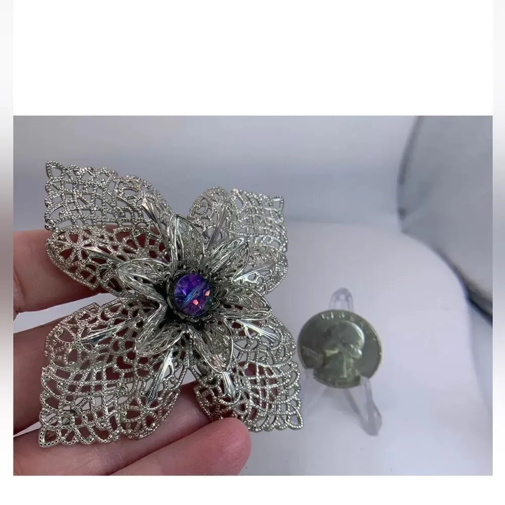 Brooch Flower Rhinestone Center‎ Filigree Vintage Silver cottagecore  jewlery
